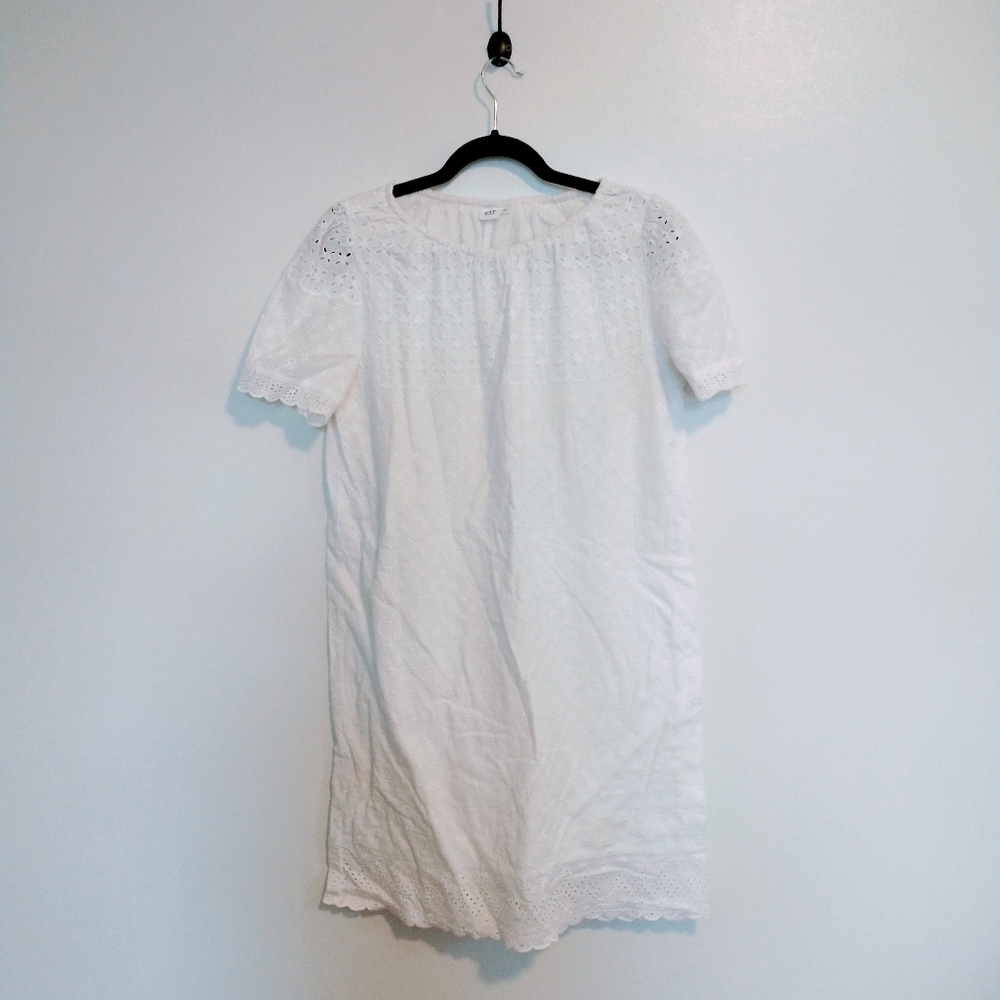 Gap eyelet white dress with elastic neckline.  Lined with short sleeves, size sm - Picture 2 of 5